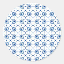 Adesivo Redondo A circular sticker features a repeating blue 