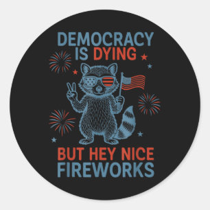 Adesivo Redondo A Democracia Está Morrendo Mas Ei Fogos de Artifíc