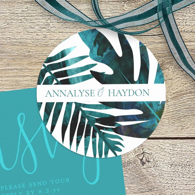 Adesivo Redondo A Ilha do Teal Verde e Tropical Sai do Casamento (tropical teal green, teal blue island palm leaves, monstera, ferns beach round wedding sticker)