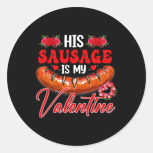 Adesivo Redondo A Linguiça Dele É Meu Dia dos Namorados Camiseta D