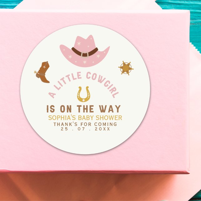 Adesivo Redondo A Little Cowgirl Is on The Way Cute Baby Shower (Criador carregado)