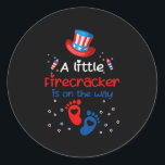 Adesivo Redondo A Little Firecracker Is on the Way 4th of July<br><div class="desc">A Little Firecracker Is on the Way 4th of July Pregnancy Gift. Perfect gift for your dad,  mom,  papa,  men,  women,  friend and family members on Thanksgiving Day,  Christmas Day,  Mothers Day,  Fathers Day,  4th of July,  1776 Independent day,  Veterans Day,  Halloween Day,  Patrick's Day</div>