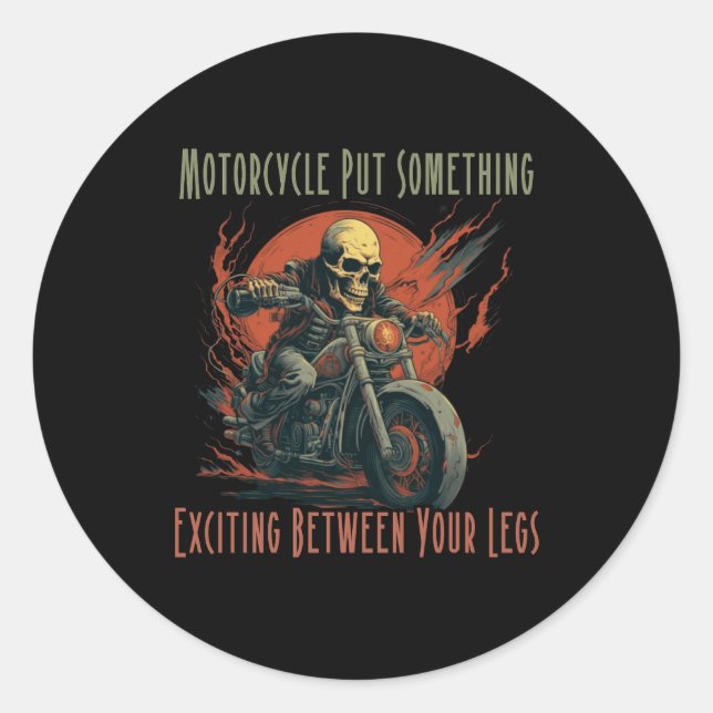 Adesivo Redondo A moto pôs algo excitante entre as pernas (Frente)