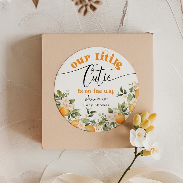 Adesivo Redondo A pequena gracinha está a caminho do chá de fralda (Criador carregado)