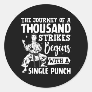 Adesivo Redondo A Viagem De Mil Golpes Começa Com Si