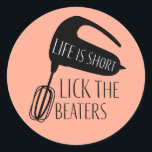 Adesivo Redondo A vida é curta, os Beaters cozinhando<br><div class="desc">"a vida é curta,  lamba os batedores" © becky nimoy 2020 (com ilustração de mixer elétrico de mão)</div>