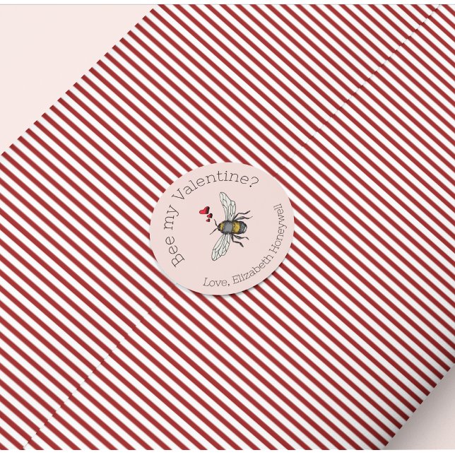 Adesivo Redondo Abelha Rosa Esbranquiçada Minha Abelha de Mel Namo (Simple & Modern "Bee Mine" Blush Pink Sticker. Hand-Drawn Honeybee & Red Hearts for Valentine's Day.)