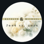 Adesivo Redondo Abraço da Hora Dourada - Salve a Data<br><div class="desc">Decore seus convites de casamento, cartões de agradecimento e lembrancinhas com um toque de elegância romântica usando nossos 'Adesivos de Casamento Whispering Roses'. Projetados para adicionar um toque sereno e sofisticado ao seu dia especial, esses adesivos apresentam um buquê exuberante de rosas brancas suaves, desvanecendo-se suavemente em um fundo sonhador....</div>