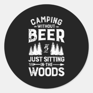 Adesivo Redondo Acampamento Sem Cerveja Está Sentado Na Floresta