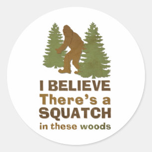 Adesivo Redondo Acredito que há um SQUATCH nesta floresta
