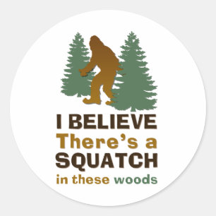 Adesivo Redondo Acredito que há um SQUATCH nesta floresta