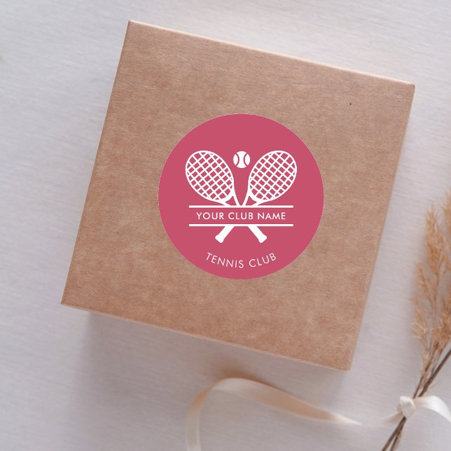 Adesivo Redondo Adicionar Tênis do nome do clube esportes qualquer (Lawn Tennis Country Club Rackets Motif Pink Classic Round Sticker)