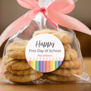 Adesivo Redondo Adjetista do primeiro dia feliz da escola