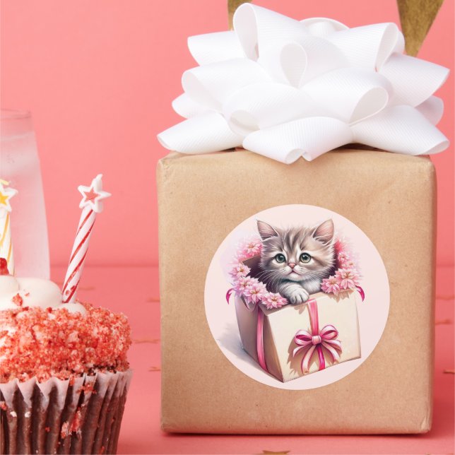 Adesivo Redondo Adorável Kitten em uma Caixa Aniversário Presente (Festa)