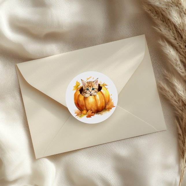 Adesivo Redondo Adorável Kitten na Abóbora (Adorable Kitten in Pumpkin Classic Round Sticker on an envelope)