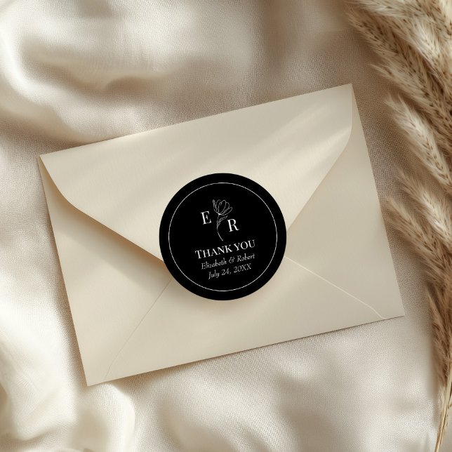 Adesivo Redondo Agradecimento de Casamento com Monograma Floral Pr (Black Floral Monogram Wedding Thank You Classic Round Sticker on an elegant wedding envelope.)