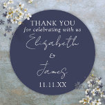 Adesivo Redondo Agradecimento de casamento em azul marinho elegant<br><div class="desc">Este adesivo de agradecimento de casamento em azul marinho minimalista e elegante pode ser personalizado com suas informações em tipografia sofisticada. Projetado por Thisisnotme©</div>