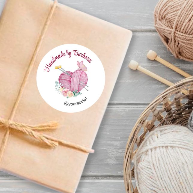 Adesivo Redondo Agulhas de tricô de corações em Yarn (Criador carregado)