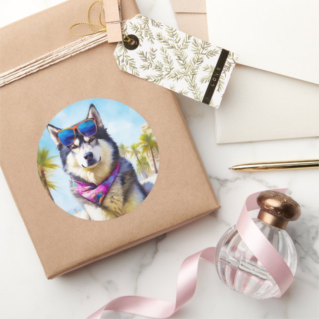 Adesivo Redondo Alaskan Malamute na praia, presente de verão (Presentear)