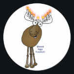 Adesivo Redondo Alce Chanucá!<br><div class="desc">Esse pequeno desenho animado Menorah está desejando um Hanukkah feliz e humilde!</div>