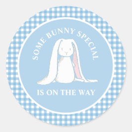Adesivo Redondo Algum coelhinho azul xadrez baby shower