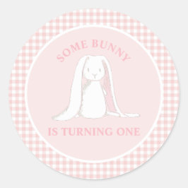 Adesivo Redondo Algum Coelhinho é um Aniversário de Gingham Rosa