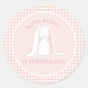 Adesivo Redondo Algum Coelhinho é um Aniversário de Gingham Rosa
