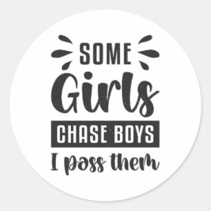 Adesivo Redondo Algumas Meninas Perseguem Rapazes Que Eu Pago Nada