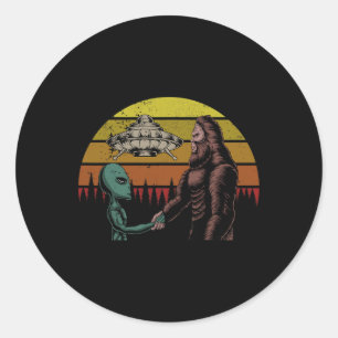 Adesivo Redondo Alienígena De Caça E Sasquatch Pé-Grande