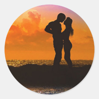 Adesivo Redondo Amantes Beijando no Sunset na Praia