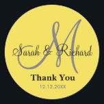 Adesivo Redondo Amarelo Obrigado Monograma Vestido<br><div class="desc">Vinhetas iniciais com noiva e nome noivo, data de casamento e obrigado mensagem para expressar sua gratidão no dia do seu casamento ou em qualquer ocasião especial. Este adesivo de casamento monograma está em cor amarela. Mais cores estão disponíveis para sua escolha. Você também pode personalizar a cor e a...</div>