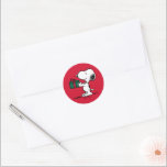 Adesivo Redondo Amendoins | Presente de Natal Snoopy Giver<br><div class="desc">Veja esta divertida design de Natal do Peanuts.</div>