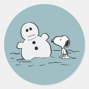 Adesivo Redondo Amendoins   Snoopy Constrói um Boneco de Neve