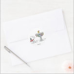 Adesivo Redondo Amendoins | Snoopy & Woodstock congelado<br><div class="desc">Esnoopia e Woodstock patinando em um banho de pássaros é uma representação charmosa da banda desenhada "amendoim" criada por Charles Schulz. Nesta cena balbuciana, Woodstock, o melhor amigo de Snoopy, muitas vezes se envolve em atividades de inverno como patinar no gelo e jogar hóquei em um banho de pássaros congelado....</div>