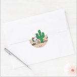 Adesivo Redondo Amendoins | Spike Decorates para o Natal<br><div class="desc">Em designs de férias e histórias,  Spike mostra que mesmo quando você está sozinho,  o espírito do Natal ainda pode ser sentido. Seu personagem acrescenta um toque especial à temporada de festas no universo "Amendoins",  lembrando-nos da importância da conexão e da gentileza.</div>