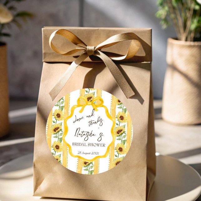 Adesivo Redondo Amor a favor do chá de panela girassol florado (Love in bloom sunflowers bridal shower favor stickers grand millennial thank you stickers )