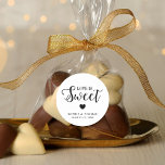 Adesivo Redondo Amor de Casamento é Doce<br><div class="desc">Na moda Love é doce vinheta de casamento. Personalize-o substituindo o texto do marcador de posição por suas próprias informações. Para obter mais opções, como alterar a fonte e seu tamanho/cor ou o espaçamento entre letras, clique no botão "Personalizar". *Observe que a Marca d'água do Zazzle que aparece na visualização...</div>