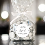 Adesivo Redondo Amor é doce favor de casamento<br><div class="desc">Um adesivo branco-chic para a sobremesa de recepção de casamento e favores doces com "Love Is Sweet" em uma simples tipografia moderna e um roteiro elegante com supressões,  seus primeiros nomes se juntaram por um coração e sua data de casamento.</div>