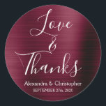 Adesivo Redondo Amor e Obrigados de Casamento Burgundy<br><div class="desc">Roxo Borgonha - Cranberry Marsala e Script de Tipografia Branca Faux Metal Metalílico Elegante Amor e Obrigados - Obrigado Favor Sticker que pode ser usado como Faux Faux Metal Elegante Seal. Este adesivo pode ser personalizado para incluir seu nome e data do casamento. Este adesivo faz parte de uma coleção...</div>