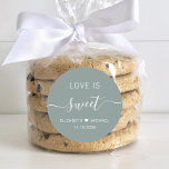 Adesivo Redondo Amor É Pobre Sage Green Weding Favor<br><div class="desc">O adesivo verde-sábio para os favores do seu casamento,  com "o amor é doce" em letras brancas limpas e um elegante roteiro branco com sucos,  seus primeiros nomes unidos por um coração e sua data de casamento.</div>