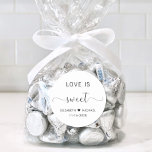 Adesivo Redondo Amor É Um Casamento Doce Obrigado<br><div class="desc">Obrigado elegante que você cola para seus favores de recepção de casamento com "Love Is Sweet" em uma simples tipografia moderna e um roteiro na moda elegante com baloiços,  seus primeiros nomes unidos por um coração e sua data de casamento.</div>
