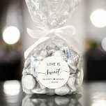 Adesivo Redondo Amor É Um Favor De Casamento De Creme Doce<br><div class="desc">Um adesivo de creme leve para suas sobremesas de recepção de casamento e favores de doces com "Love Is Sweet" em uma simples tipografia moderna e um roteiro elegante com sucos,  seus primeiros nomes se juntaram por um coração e sua data de casamento.</div>