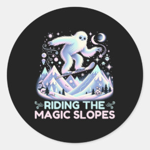 Adesivo Redondo Andando Pela Magia Snowboard Yeti Alpc