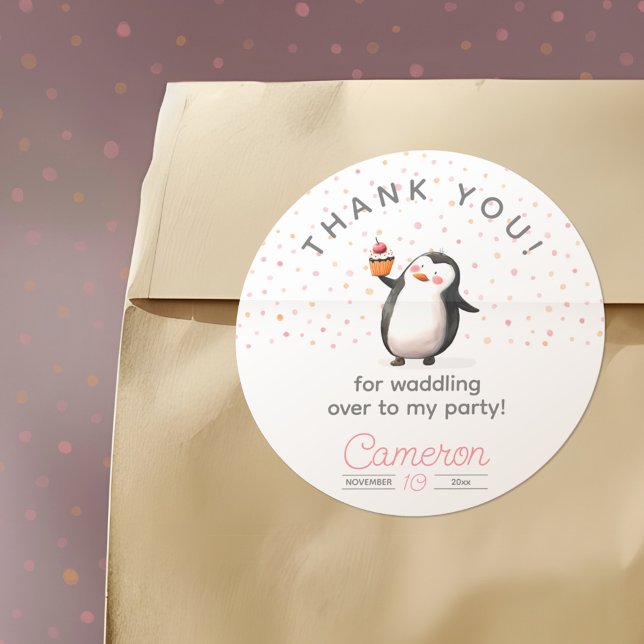 Adesivo Redondo Aniversário da menina da celebração do pinguim-cup (Criador carregado)