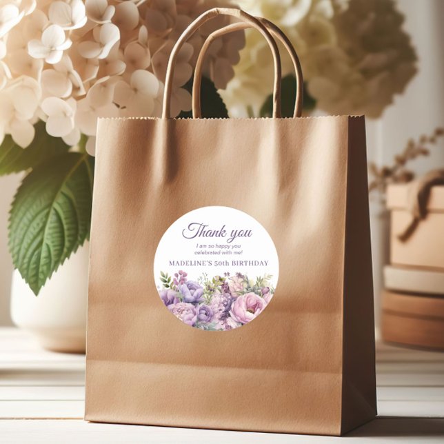 Adesivo Redondo Aniversário da Mulher Floral Púrpura Obrigado (Purple floral birthday party thank you sticker)