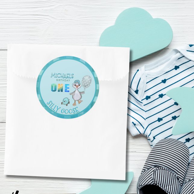 Adesivo Redondo Aniversário da Xadrez Azul do bobo Ganso (Silly Goose Boy's Blue Plaid Birthday Classic Round Sticker)