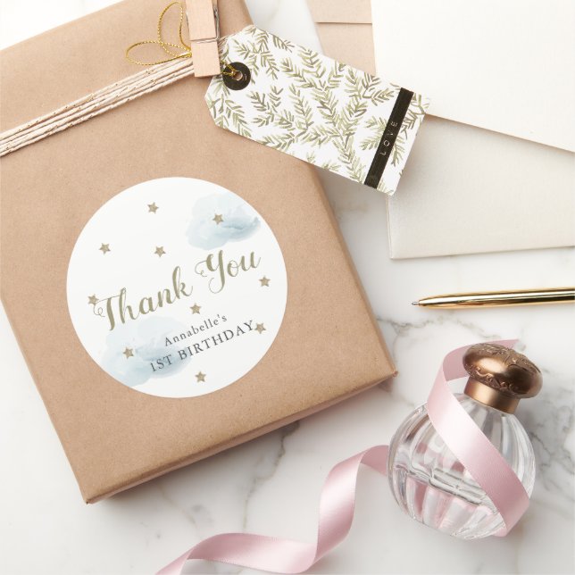 Adesivo Redondo Aniversário das Douradas estrelas e nuvens azuis O (Presentear)