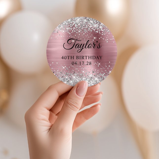 Adesivo Redondo Aniversário de 40 anos de folhas de Rosa claro pra (Glittery Silver Light Pink Foil 40th Birthday Classic Round Sticker)