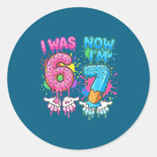Adesivo Redondo Aniversário de 7 anos pingando eu tinha 6 agora eu