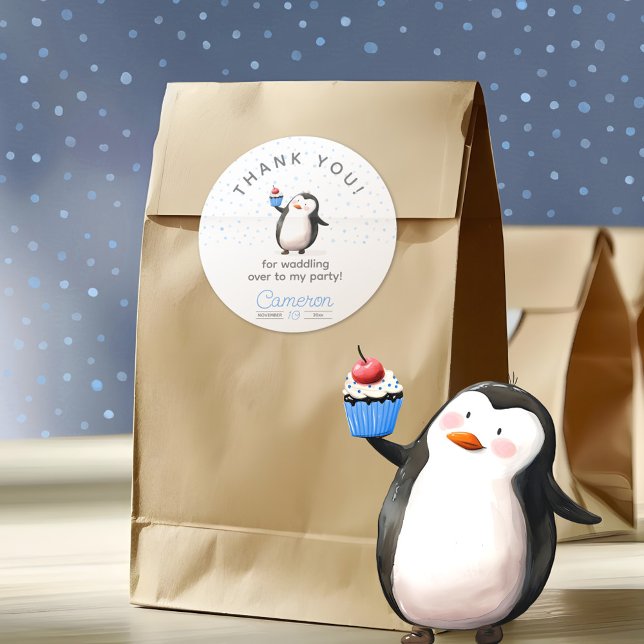 Adesivo Redondo Aniversário do cupcake azul do pinguim (Criador carregado)